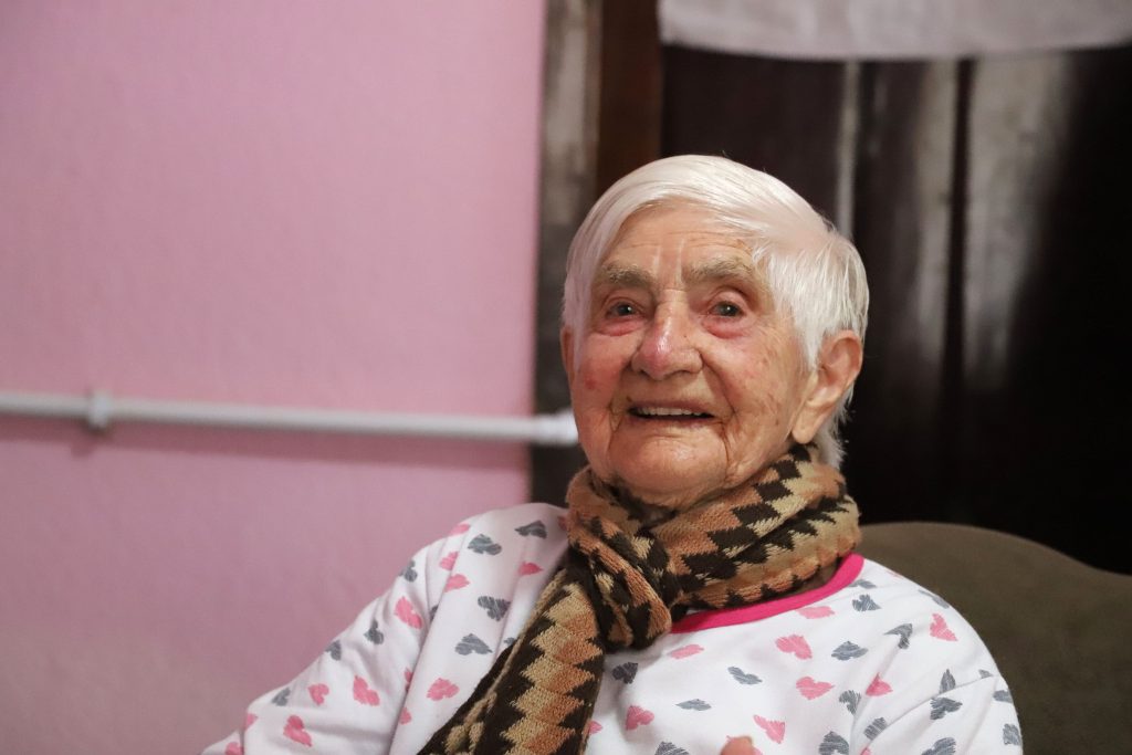 Aniversariante ilustre: Oma Gascho e Jaraguá sopram velinhas juntos