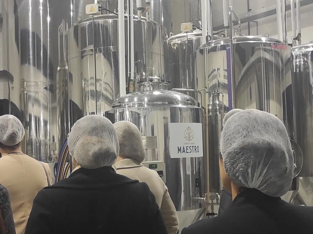 Visitantes durante tour guiado na fábrica da Cervejaria Maestro em Jaraguá do Sul